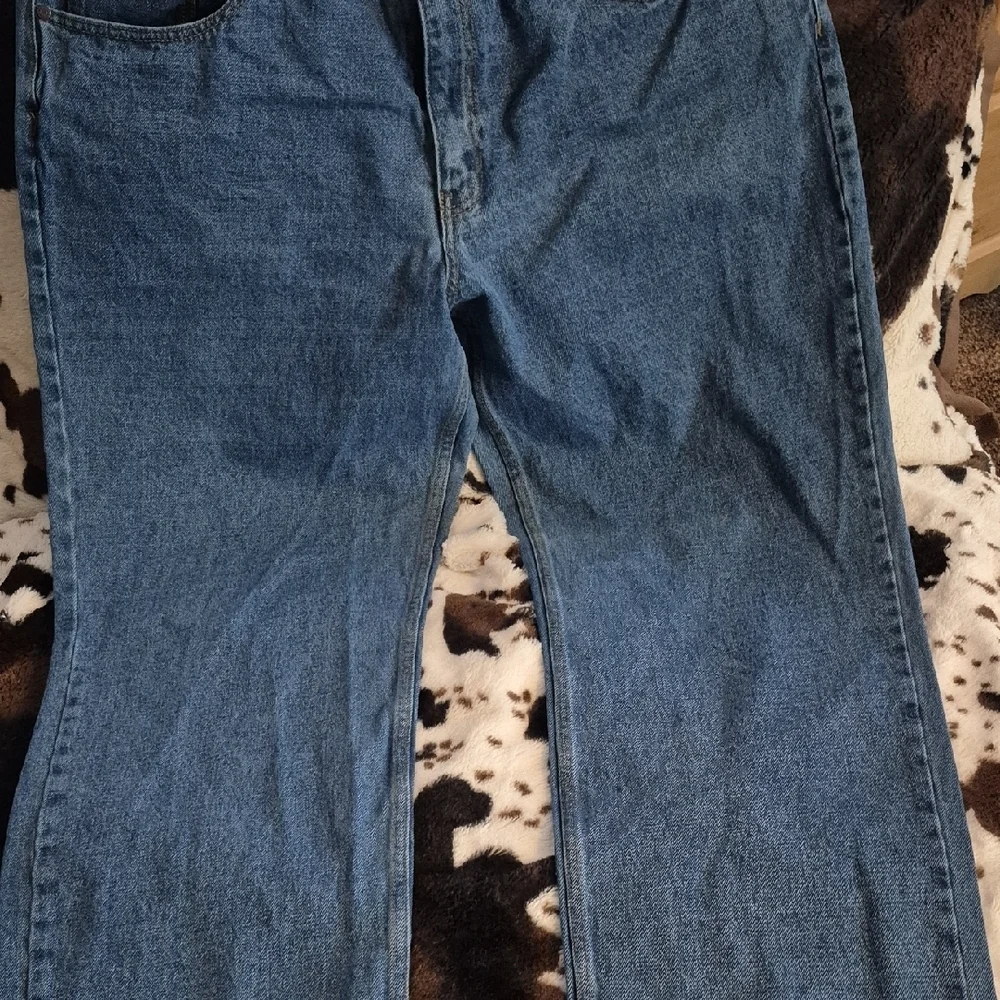 Blue MOUNTAIN, Classic Blue Relaxed Fit Jeans for Men. WAIST 40.